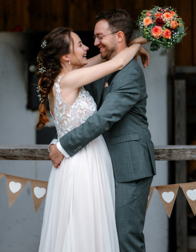 Glücklicher Moment eines Brautpaares mit buntem Brautstrauß – Hochzeitsfotografie Lahr mit Persönlichkeit.