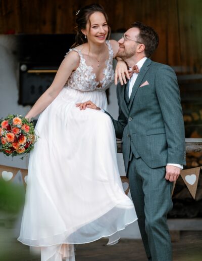 Glückliches Brautpaar lacht herzlich und blickt sich verliebt an – Hochzeitsfotografie Lahr mit Persönlichkeit voller Emotion.