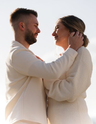Natürliches Porträt eines Paares im warmen Gegenlicht – voller Liebe und Sanftheit. Hochzeitsfotografie Lahr mit Persönlichkeit.