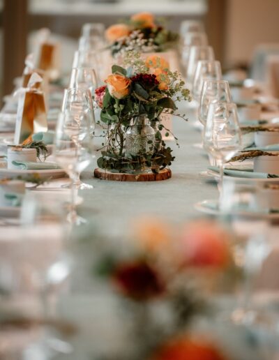 Stilvolle Hochzeitsdekoration mit Blumen und Gläsern – detailverliebte Hochzeitsfotografie Lahr mit Persönlichkeit.