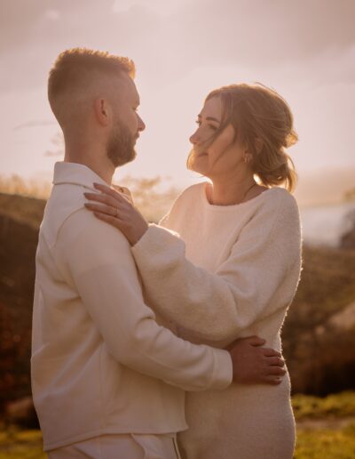 Romantisches Paarporträt bei Sonnenuntergang – natürliche Hochzeitsfotografie Lahr mit Persönlichkeit.