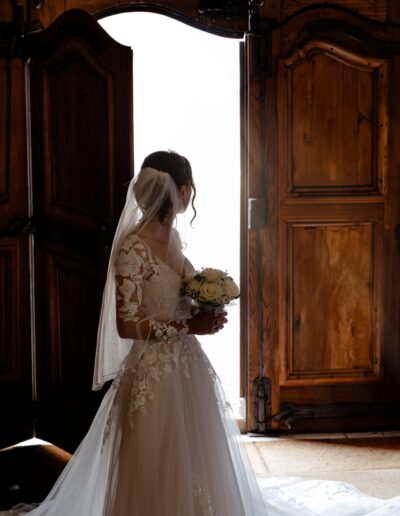 Die Braut im Licht des Kircheneingangs – stimmungsvolle Hochzeitsfotografie Lahr mit Persönlichkeit.