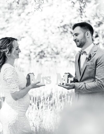 Humorvolles Paarfoto mit Mr & Mrs-Schriftzug – kreative Hochzeitsfotografie Lahr mit Persönlichkeit.