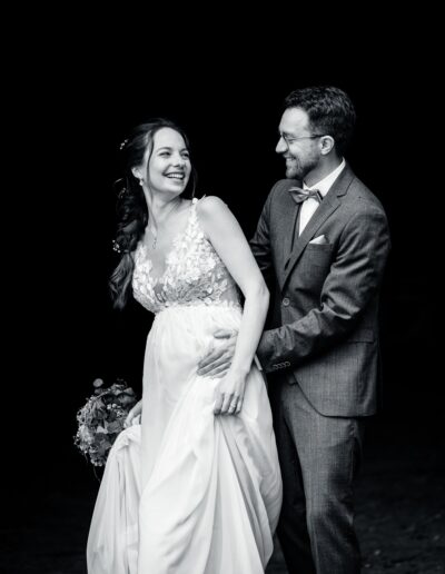 Dieses fröhliche Paar strahlt pure Lebensfreude aus – ein authentischer Moment, der zeigt, was Hochzeitsfotografie Lahr mit Persönlichkeit ausmacht.