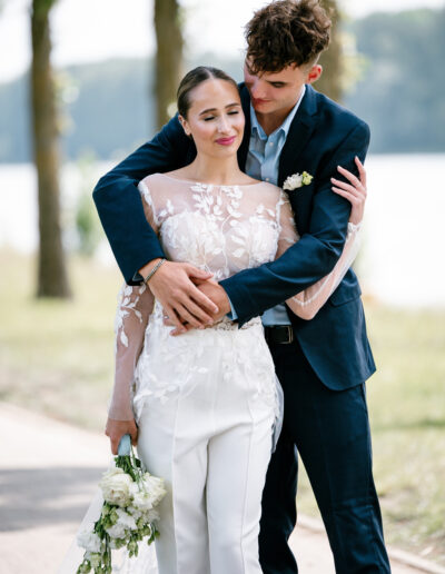 Zärtliche Umarmung eines Brautpaares im Grünen – Hochzeitsfotografie Lahr mit Persönlichkeit.