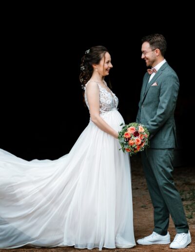 Ein stilvolles Hochzeitsfoto mit dynamischem Kleid im Wind – Hochzeitsfotografie Lahr mit Persönlichkeit in ihrer ganzen Eleganz.