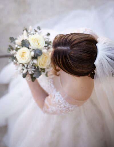 Ein zarter Moment von oben: Die Braut hält ihren weißen Strauß – ein schönes Beispiel für Hochzeitsfotografie Lahr mit Persönlichkeit und Liebe zum Detail.