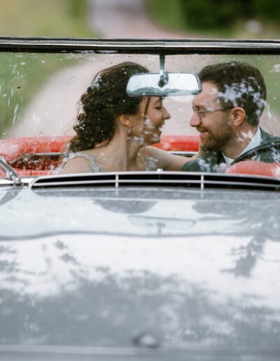 Trotz Regens genießen Braut und Bräutigam die Fahrt im Oldtimer – Hochzeitsfotografie Lahr mit Persönlichkeit fängt genau diese echten Augenblicke ein.