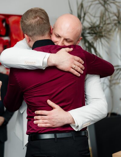 Zwei Gäste umarmen sich innig – ein emotionaler Moment, liebevoll festgehalten von Helene Karsten Hochzeitsfotografie.