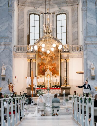 Majestätische Kulisse einer kirchlichen Trauung mit Blick auf Altar und Brautpaar – Helene Karsten Hochzeitsfotografie fängt sakrale Eleganz ein.