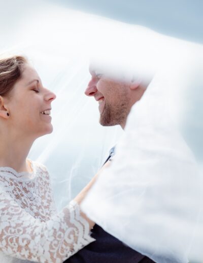 Zarte Schleierszene voller Glück – die Hochzeitsfotografie von Helene Karsten fängt echte Emotionen ein.