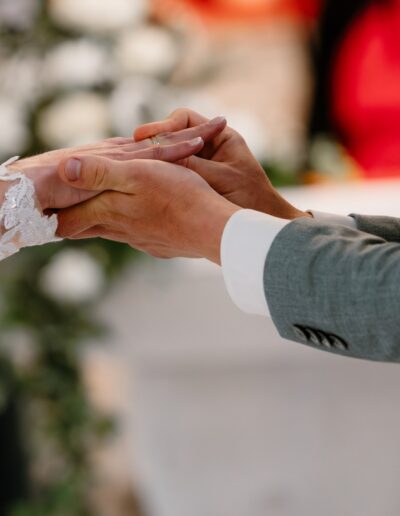 Zarte Hände, gespannte Erwartung – diese Detailaufnahme zeigt die Emotionalität des Ringwechsels und die Magie echter Hochzeitsmomente.