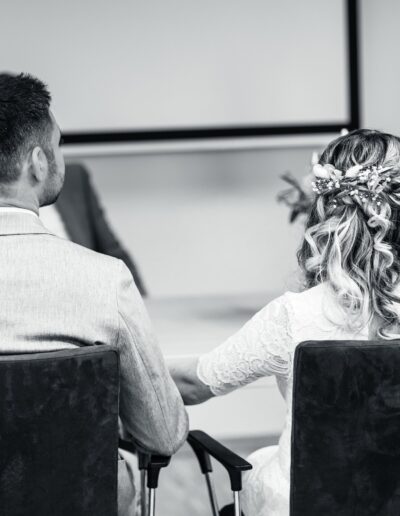 Gemeinsam nach vorn blickend, Hand in Hand – eine ruhige Szene voller Symbolik, wie sie in authentischer Hochzeitsfotografie berührt.