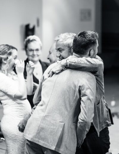 Nach der Trauung umarmt der Bräutigam seinen Vater – ein ehrlicher Moment voller Nähe und Dankbarkeit, der zeigt, wie persönlich Hochzeitsfotografie sein kann.
