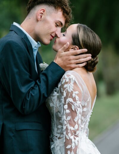 Brautpaar kurz vor dem Kuss – emotionale Hochzeitsfotografie Lahr mit Persönlichkeit in Nahaufnahme.