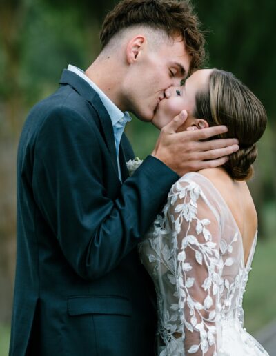 Hochzeitspaar küsst sich auf einer Baumallee – romantische Hochzeitsfotografie Lahr mit Persönlichkeit.