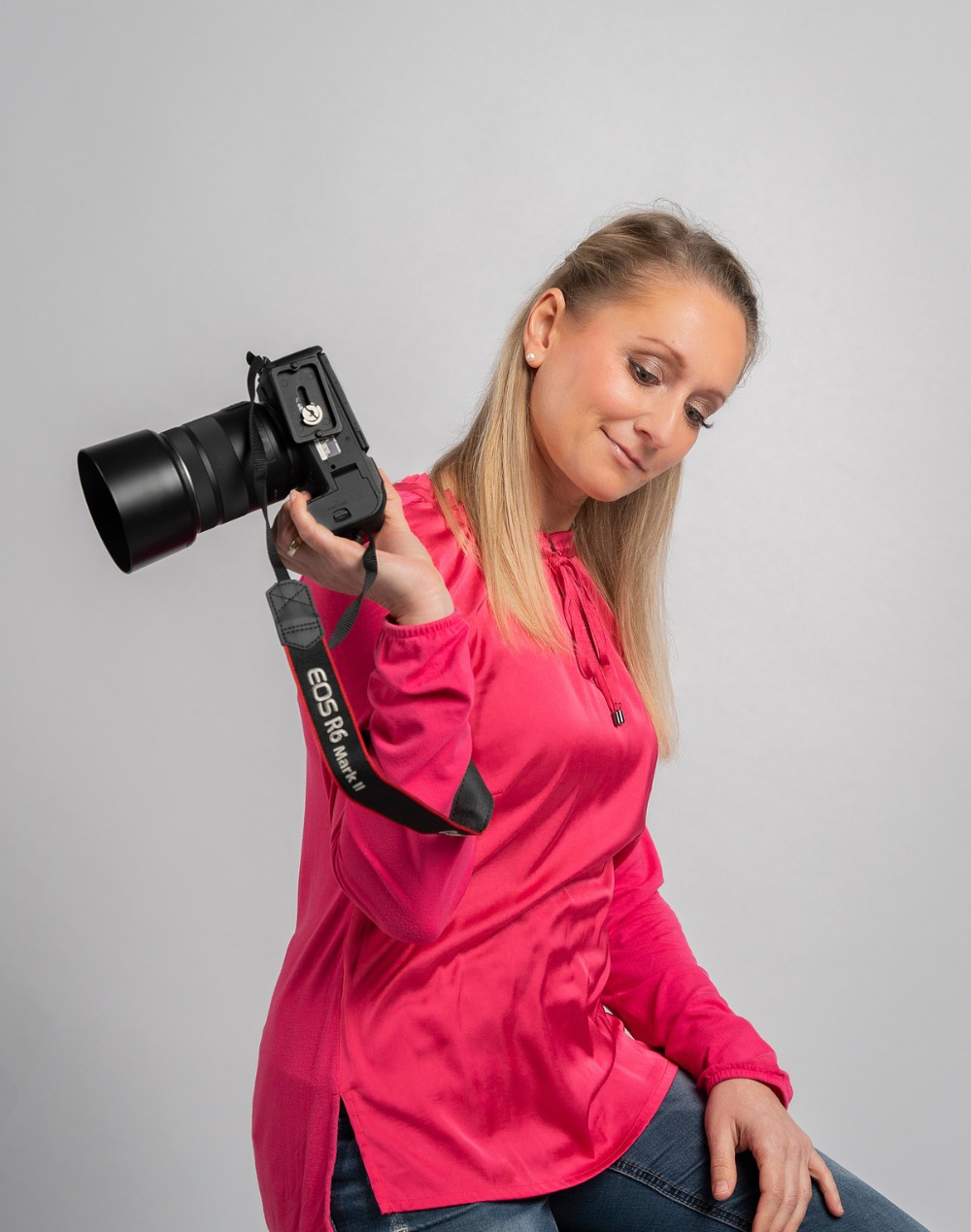 paul-macht-fotos-business-helene-1_kom Helene Karsten bei einem Portraitshooting mit Kamera in der Hand – Hochzeitsfotografie Lahr mit Persönlichkeit und Leidenschaft.