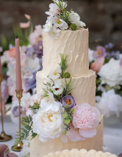 Eine mehrstöckige Torte dekoriert mit Blumen.
