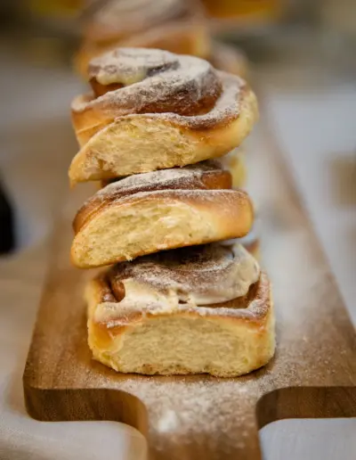 Nahaufnahme von Zimtschnecken auf einem Schneidebrett.